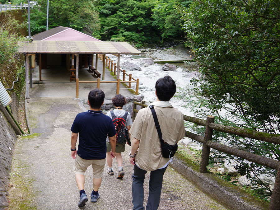 安居渓谷の乙女河原へ降りる道