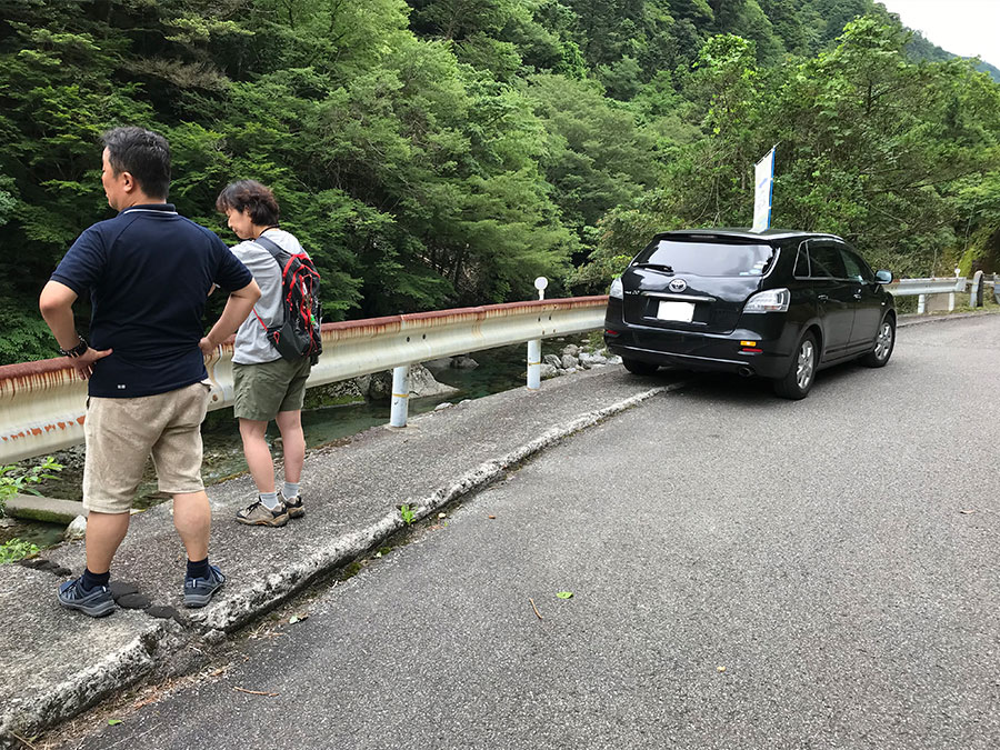 安居渓谷の飛龍の滝駐車スペース