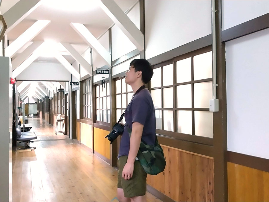 屋内校舎の様子を眺める和田さん