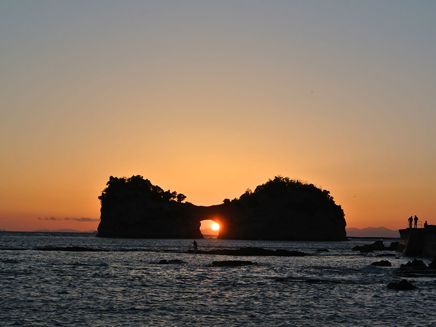 円月島に沈む夕陽