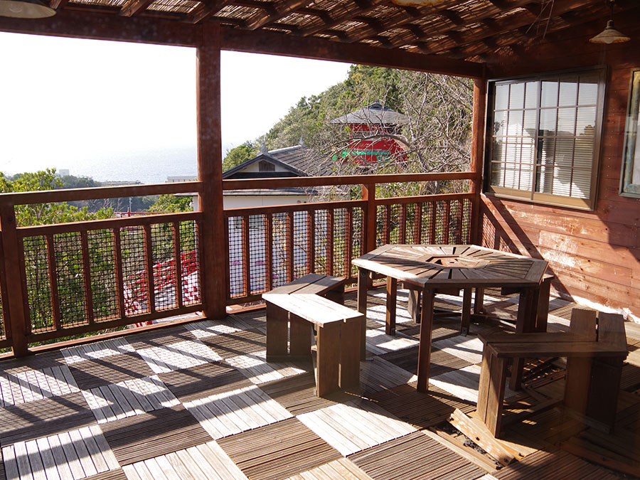 別荘峠の桜茶屋のオープンデッキ