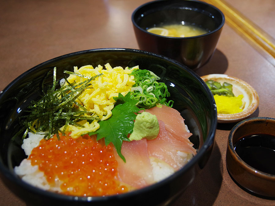 黒潮市場の和食レストラン 荒磯の他人丼