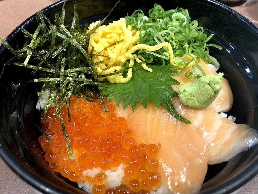 黒潮市場の和食レストラン 荒磯の親子丼