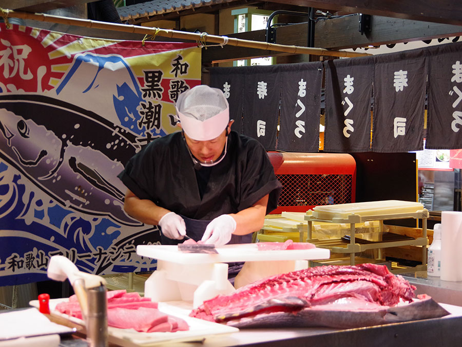 黒潮市場のマグロの解体ショー