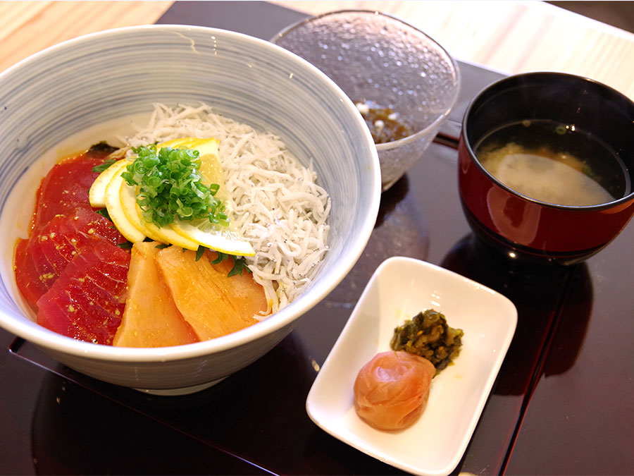 くろしおマルシェのとりからあげ定食まぐろしらす丼