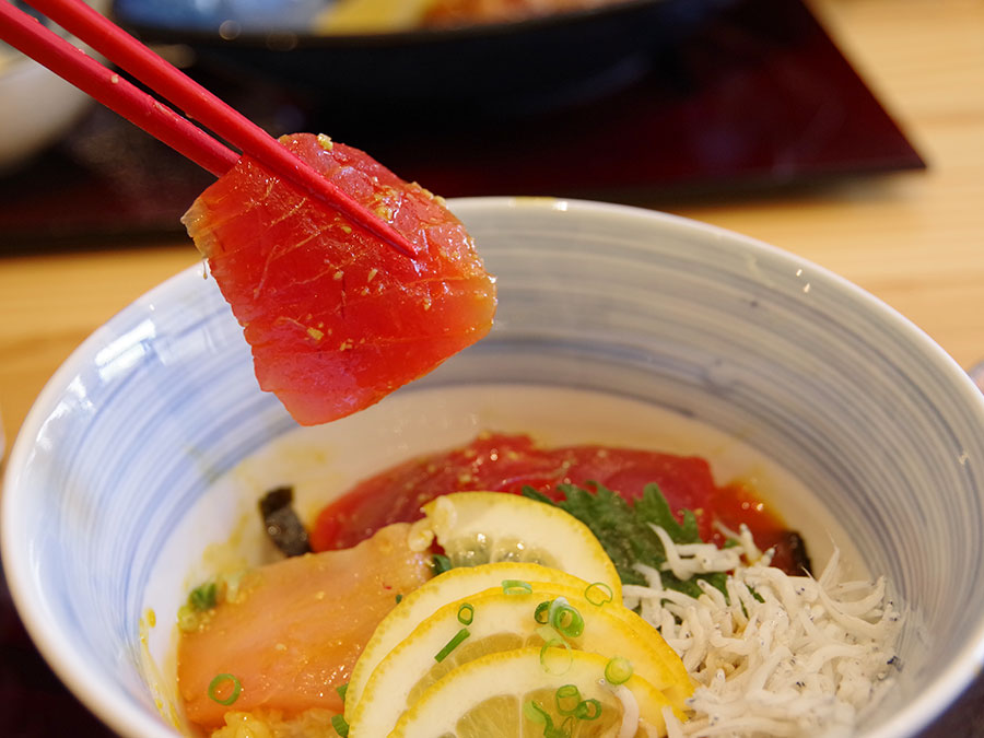 くろしおマルシェのとりからあげ定食まぐろしらす丼