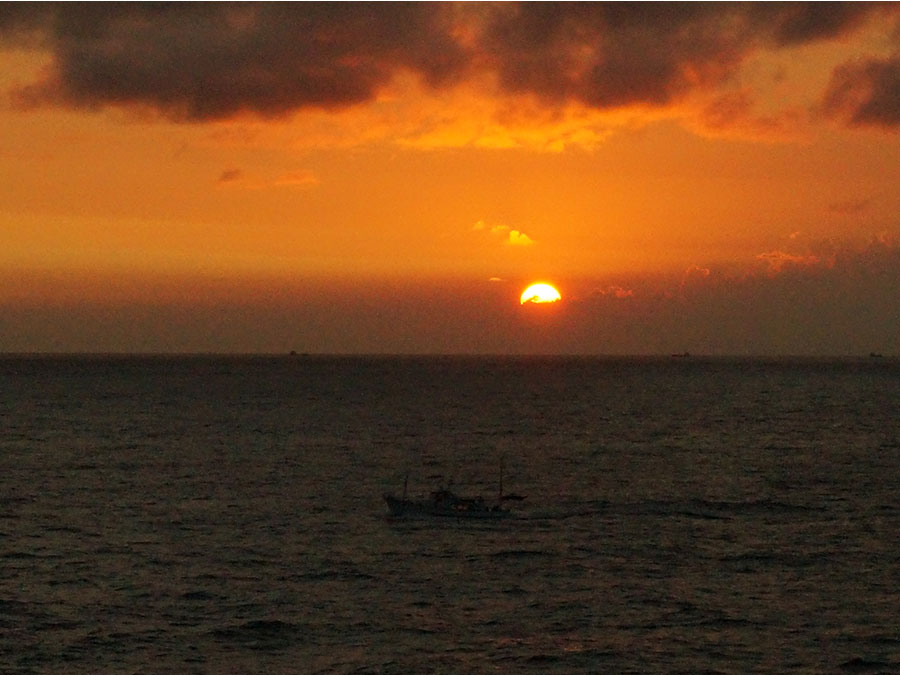 水平線に沈む夕陽