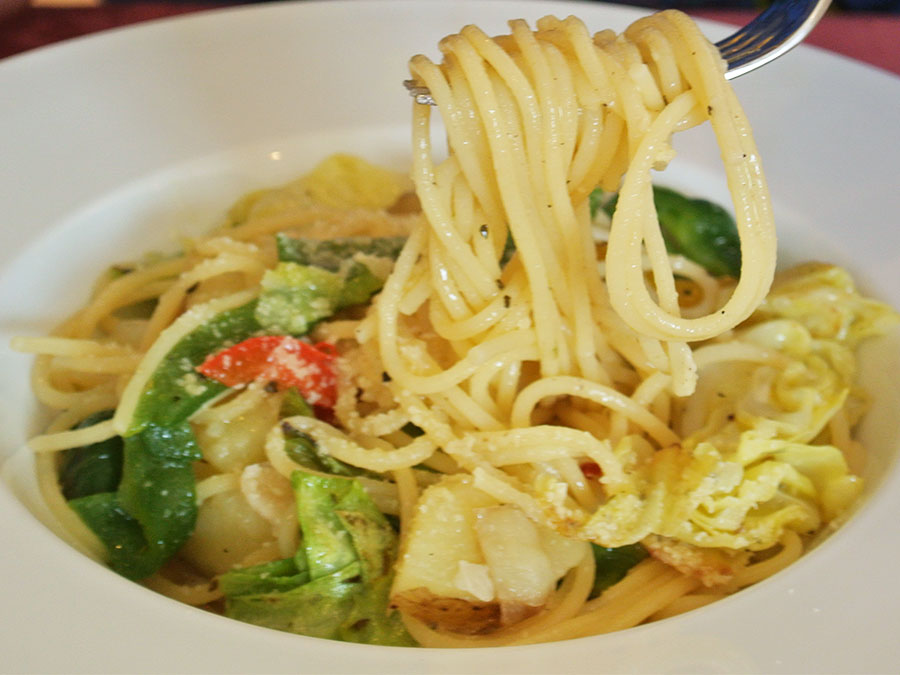 キャベツとピーマンとポテトのパスタ