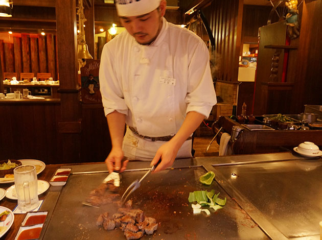 シェフが鉄板で調理中