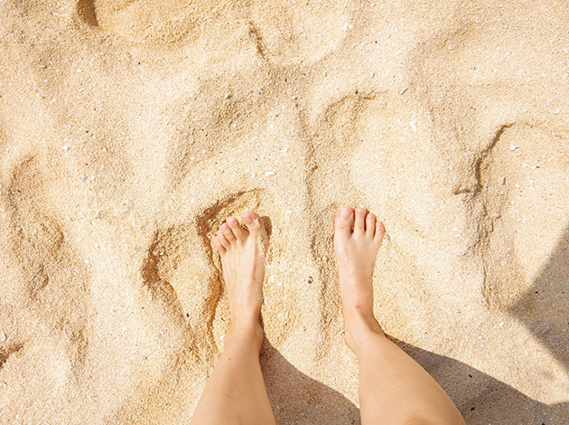 裸足で歩く砂浜