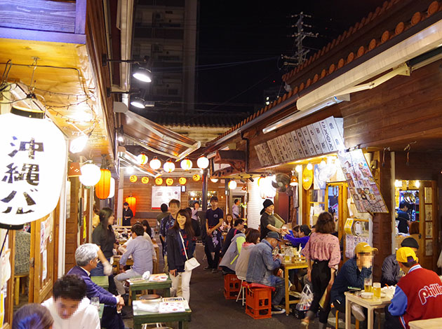 多くの人でにぎわう屋台村