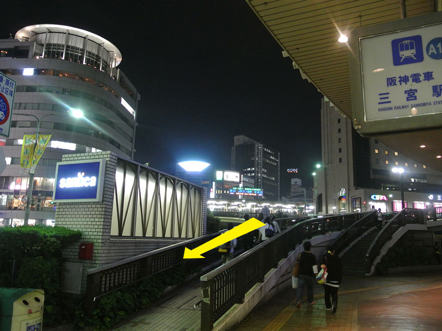 阪神電車三宮駅の歩道橋
