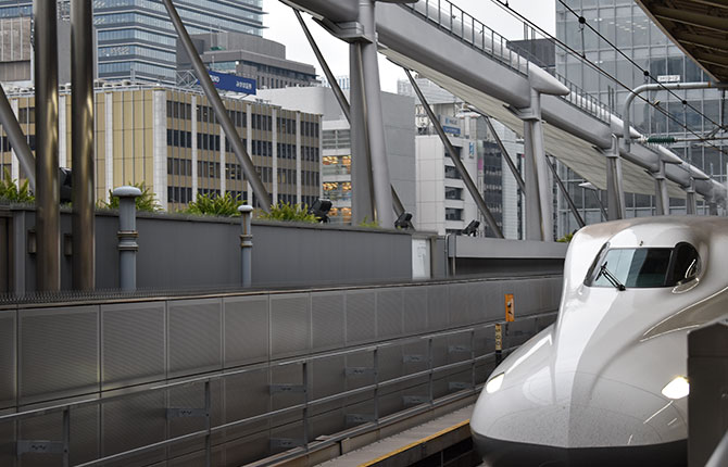 東京駅に入線してくる新幹線