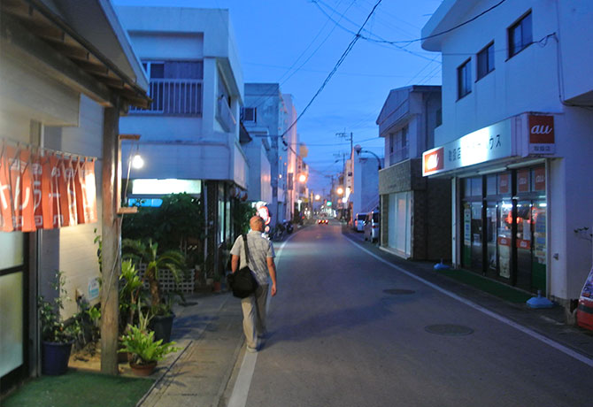 与論島一番の繁華街・銀座通り