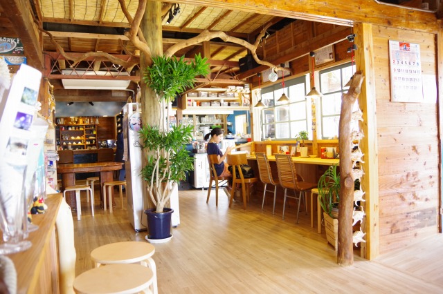 カフェ海岸通りの店内