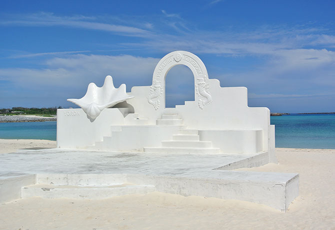 砂浜の上に建つモニュメント